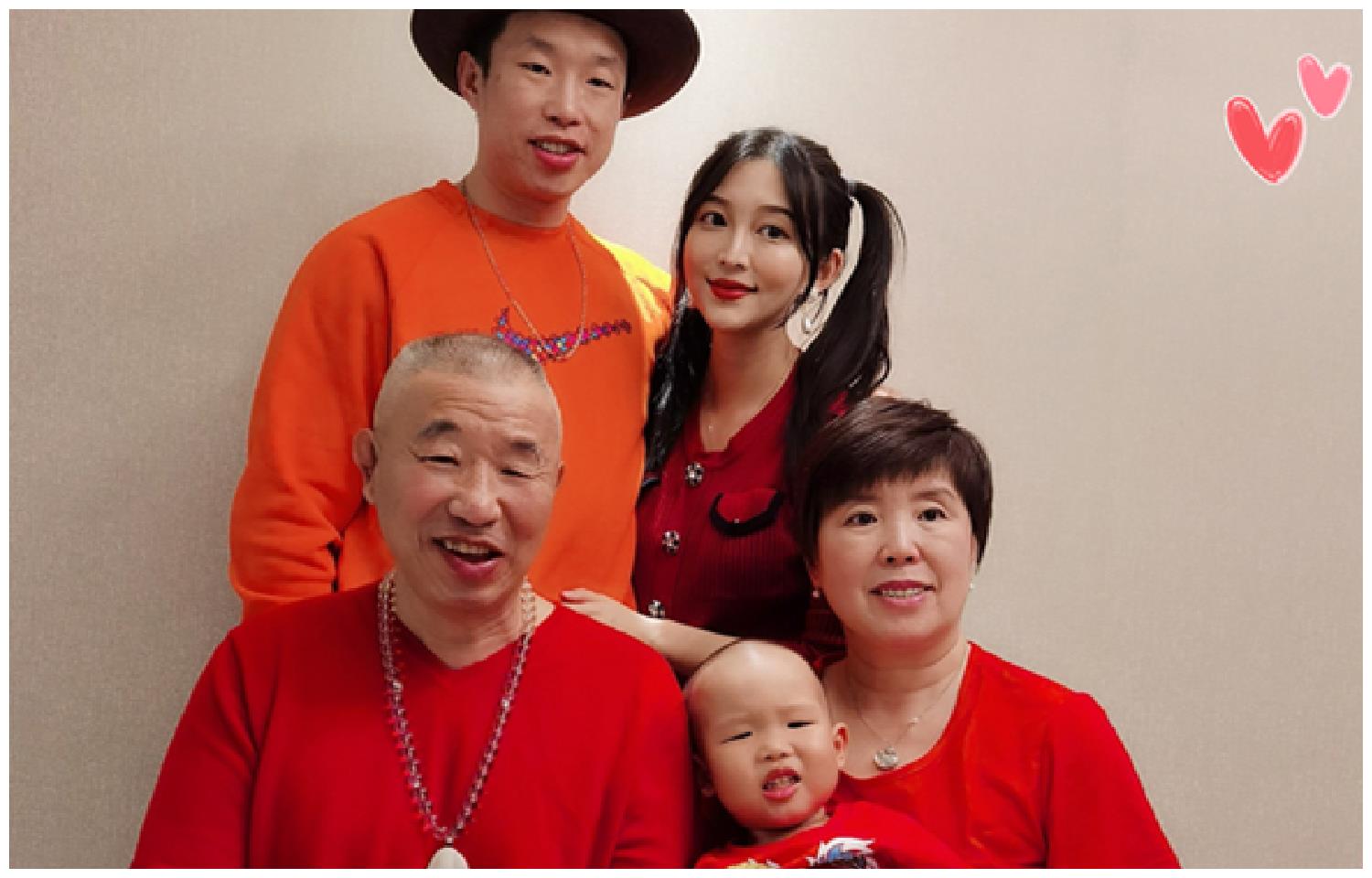 郭德纲徒弟烧饼晒全家福儿子完美避过老婆基因祖孙三代一张脸