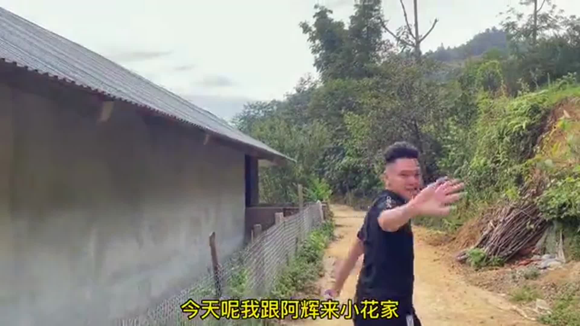 越南小花姑娘考试,成绩全学校排第二名,为了照顾弟妹不想上大学