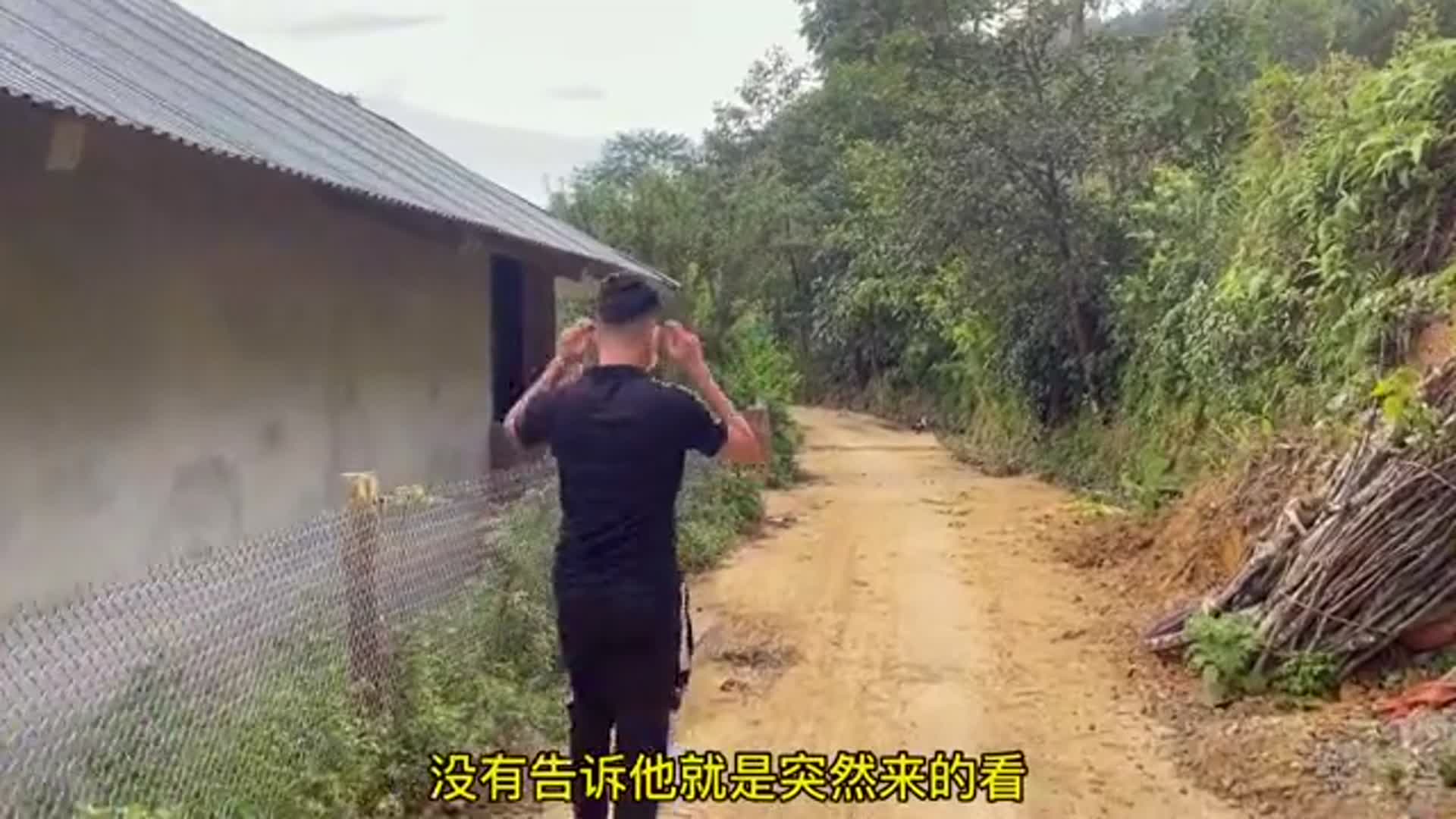 越南小花姑娘考试,成绩全学校排第二名,为了照顾弟妹不想上大学