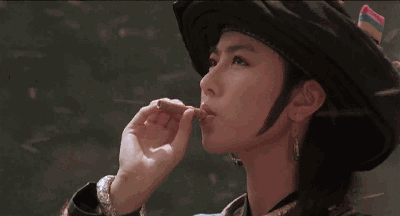 1990年,袁洁莹在徐克的电影《笑傲江湖》中,扮演了泼辣刁蛮的蓝凤凰.