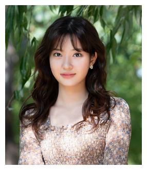 赵秀敏也是童星出身,过去曾出演过《传闻中的七公主,不过相对之下