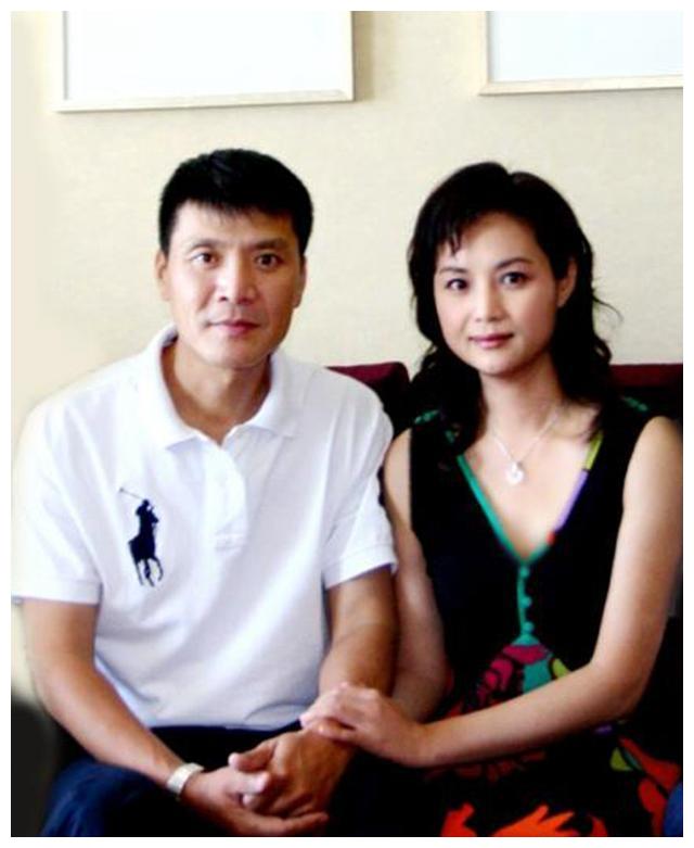 茹萍有过两段婚姻,第一段是和大自己18岁的奚天鹰,但是婚姻只保持了5