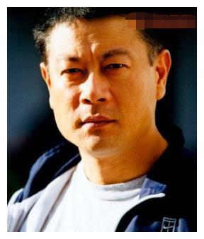 巫刚从木匠到演艺明星15年婚姻破灭后无儿无女的他如何了