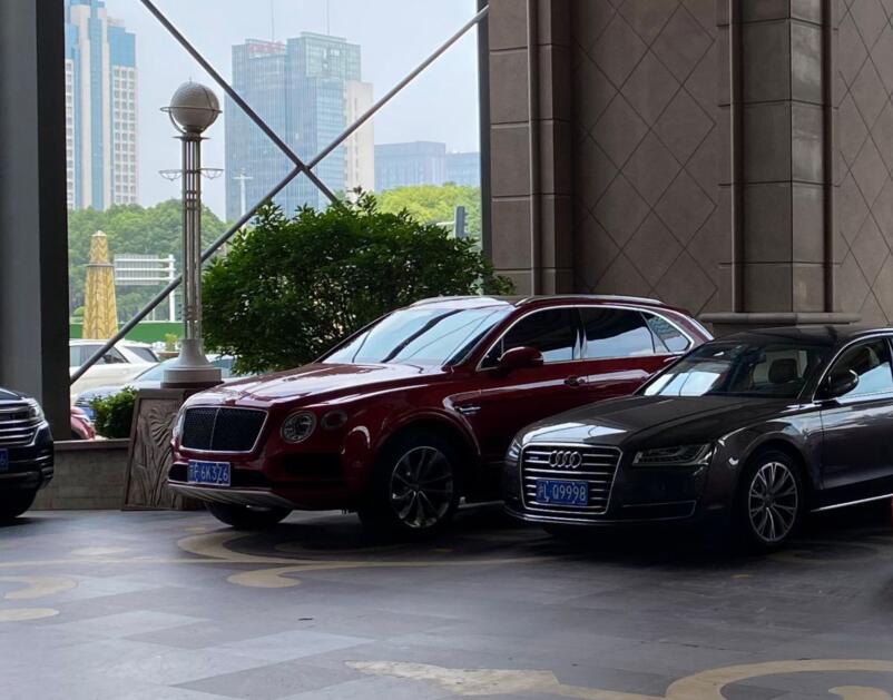 南通金石大酒店实拍红色宾利添越，气场秒杀周围所有车！