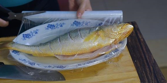 清蒸黄花鱼又鲜又嫩的清蒸鱼肉质鲜美这么做解馋好吃过瘾