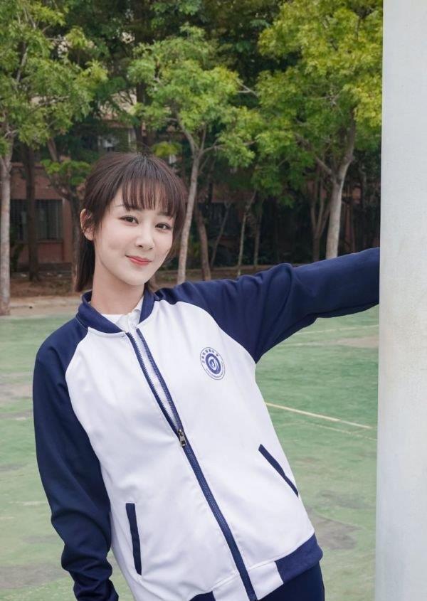杨紫穿校服照曝光却被脚上的鞋子抢镜对学生的尊重