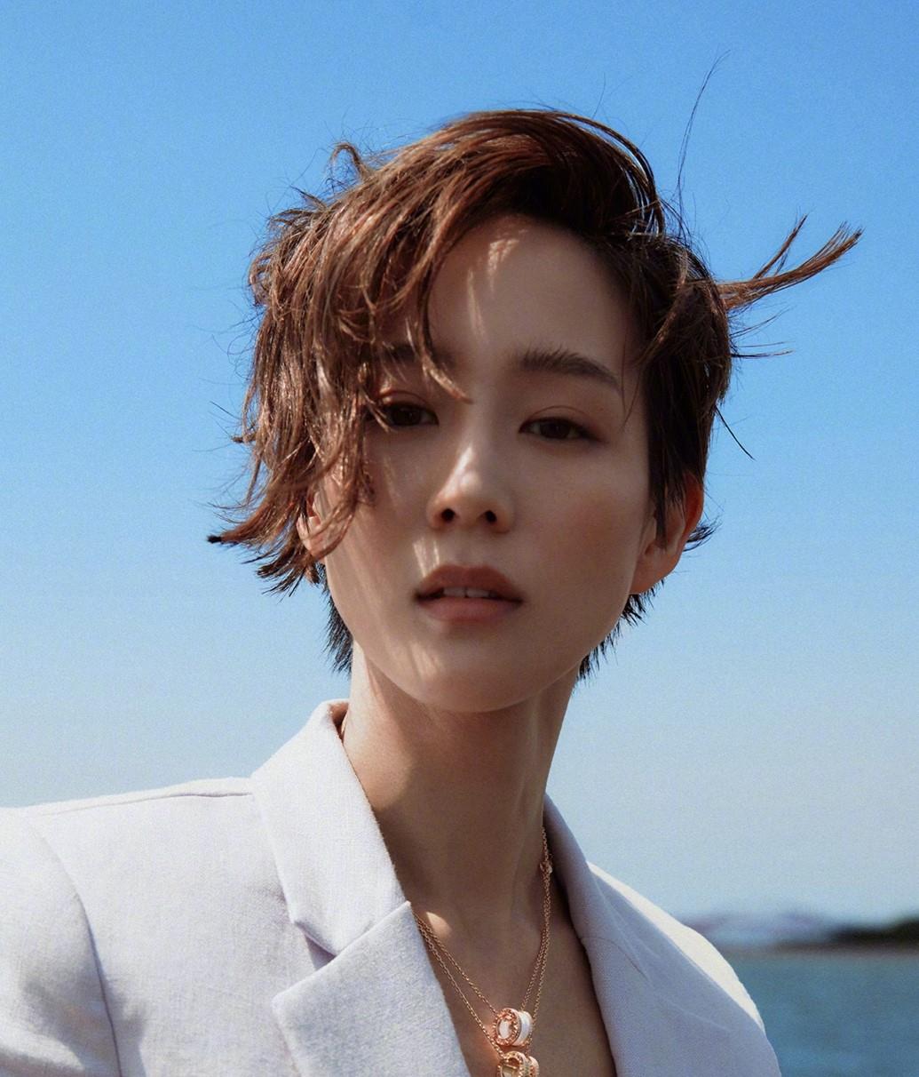 张钧甯短发魅力四射,碎花裙配西装优雅大气,真是自律女生更美
