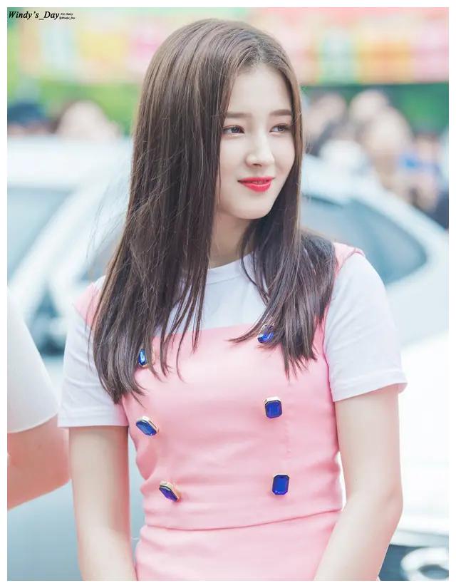 韩国微胖女星李承利,粉色的裙装更显靓丽