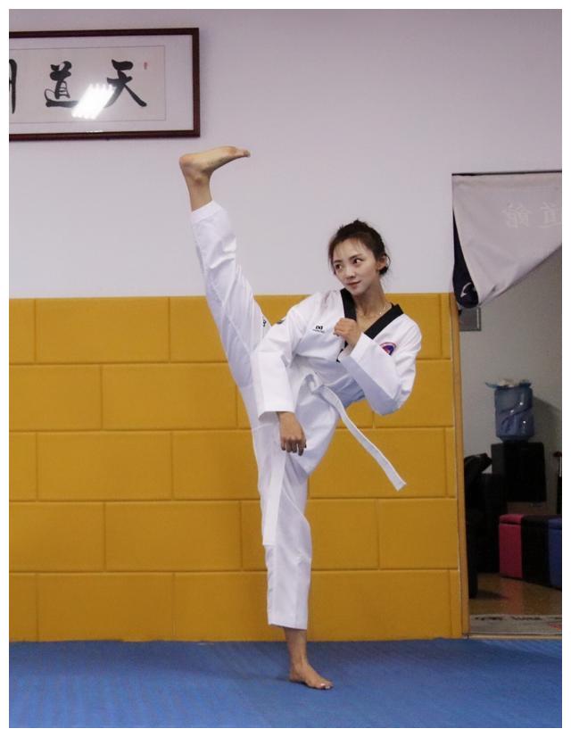 陶慧自爆跆拳道练习,拳脚利落身姿有型,没想到是运动少女