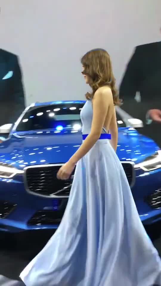 车展上露美背的小姐姐