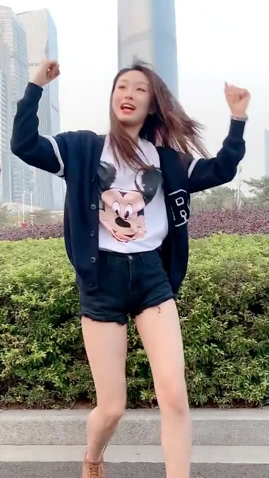 在街头竟然跳舞了车展的舞蹈