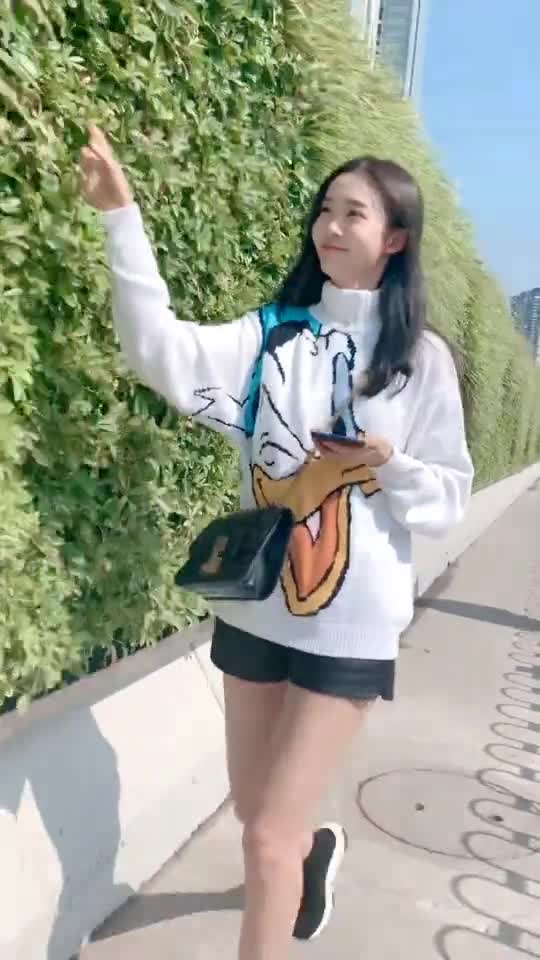 车展第一天 小姐姐看什么都是开心的