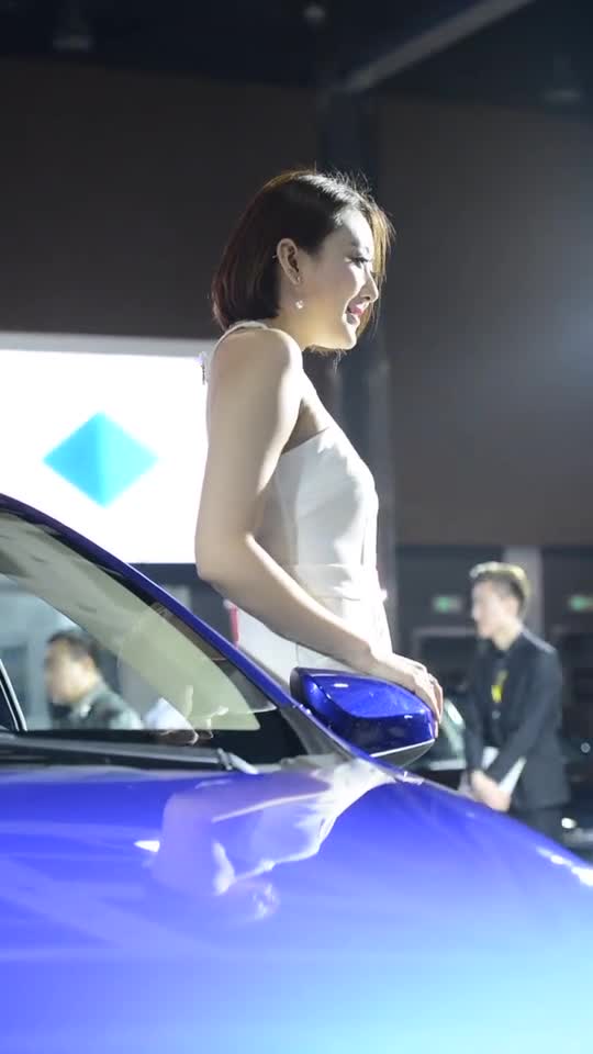 2019沈阳国际车展白衣短发靓丽美女车模侧身唯美身姿