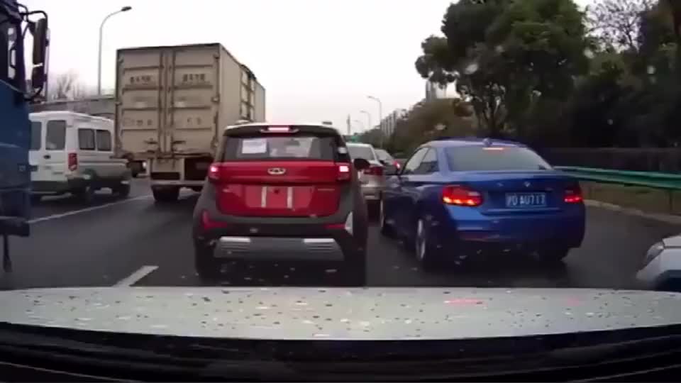 00 00:49 00:49 为您推荐: 因车辆擦碰起了争执,宝马女司机撞断保时捷