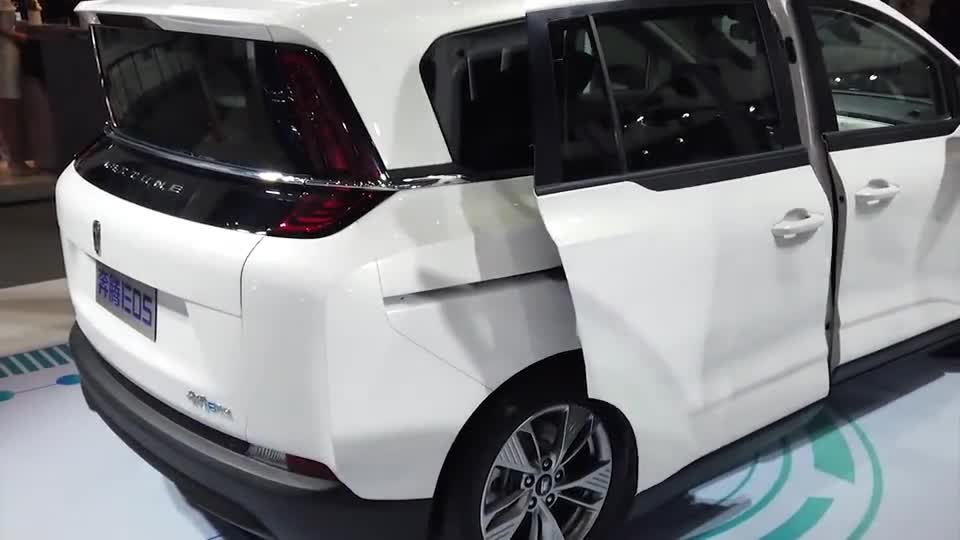 一汽全新小型MPV，车长4.4米，轴距2.85米，配电动侧滑门！