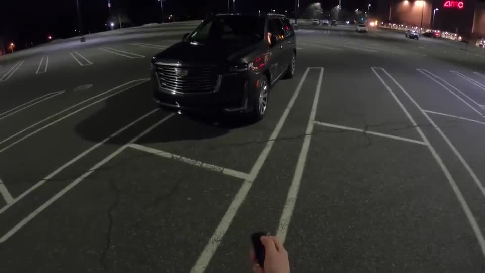 夜晚实拍2021款凯迪拉克凯雷德，按下钥匙亮起大灯，才是霸气开始