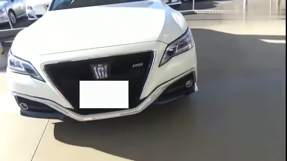 新款丰田皇冠混动版到货,全面了解配置后犀利帅气,动感豪华!