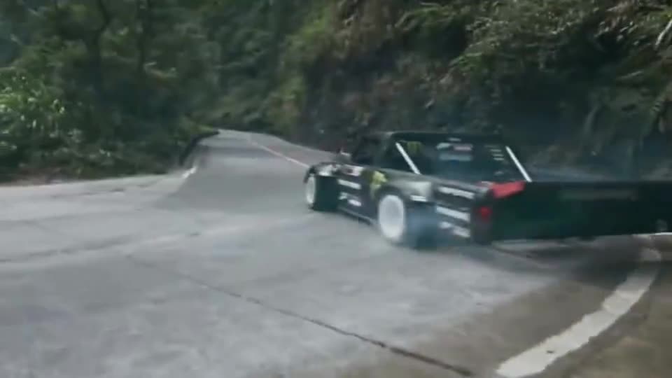 实拍：皮卡车上山路漂移，魔爪技术就是硬！