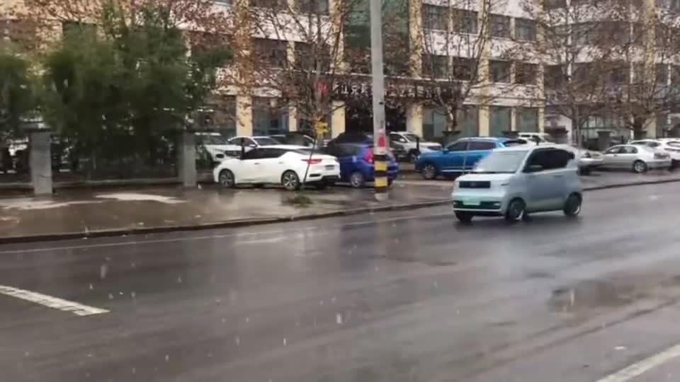 没ESP安全气囊，五菱MINIEV湿滑路面过弯失控撞上路牙子！