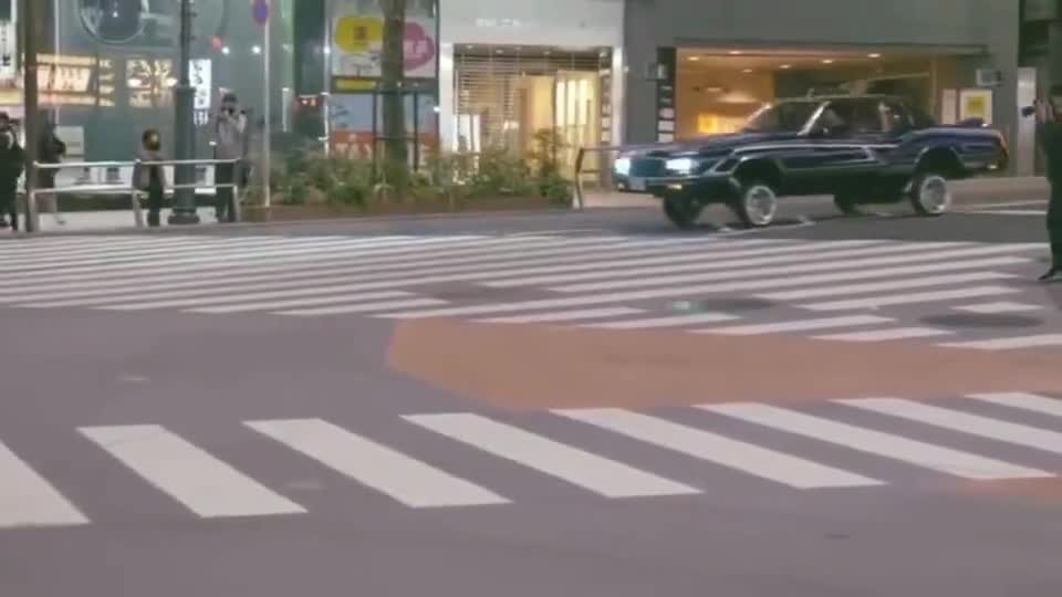 这是什么车，底盘这么高，这样开起来感觉不是很稳！