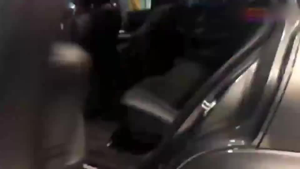 2020款奔驰GLE到店实拍，打开车门看到内饰