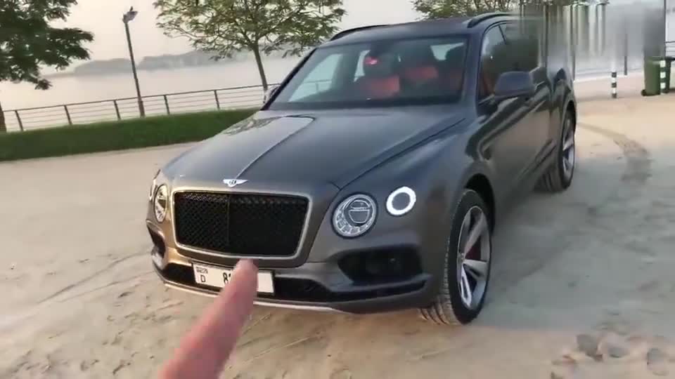 新款宾利添越高清实拍,看到这颜值和内饰,给个不心动的理由