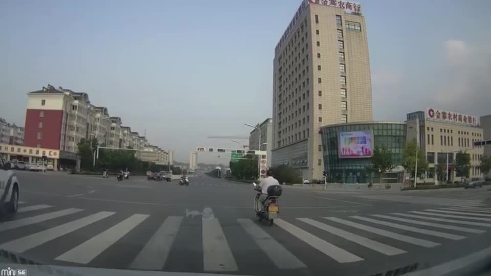 监控实拍掉头不看路，横跨3道撞车的女司机了解一下