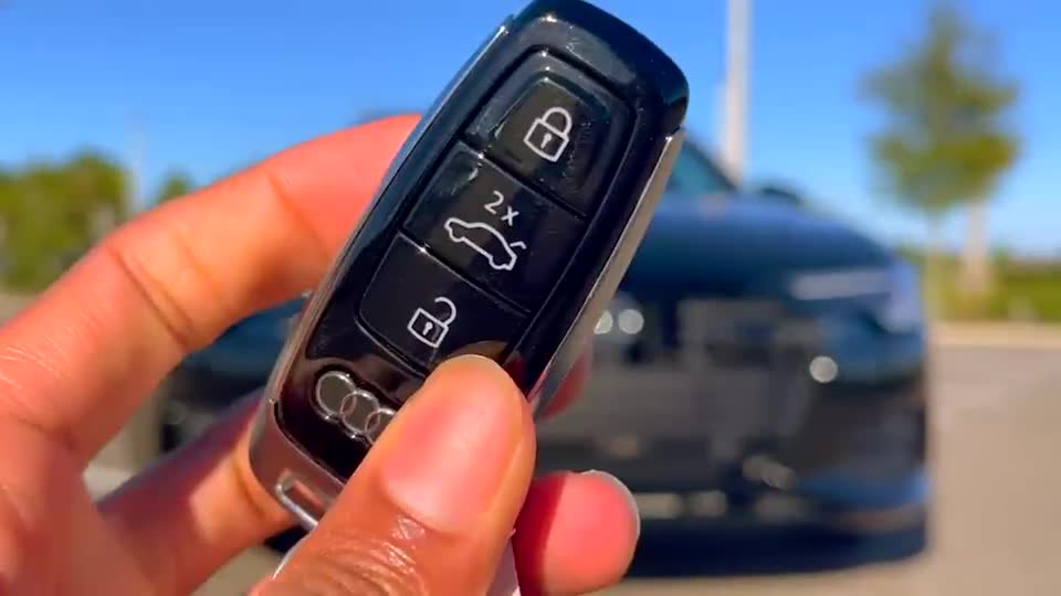 2021款奥迪A6L实拍，拿到钥匙看到配置，选它还是奔驰E级自己定