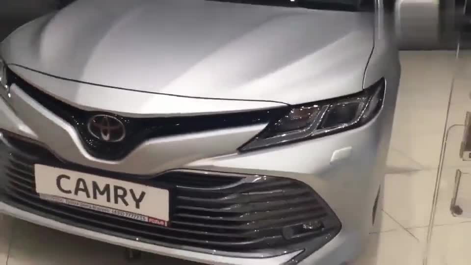 新款丰田凯美瑞的详细实拍,看到外观和内饰,让我忘了大众迈腾