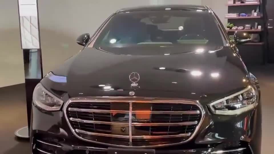 2021款奔驰S500到店实拍，亮起大灯和氛围灯霸气开始，太美了