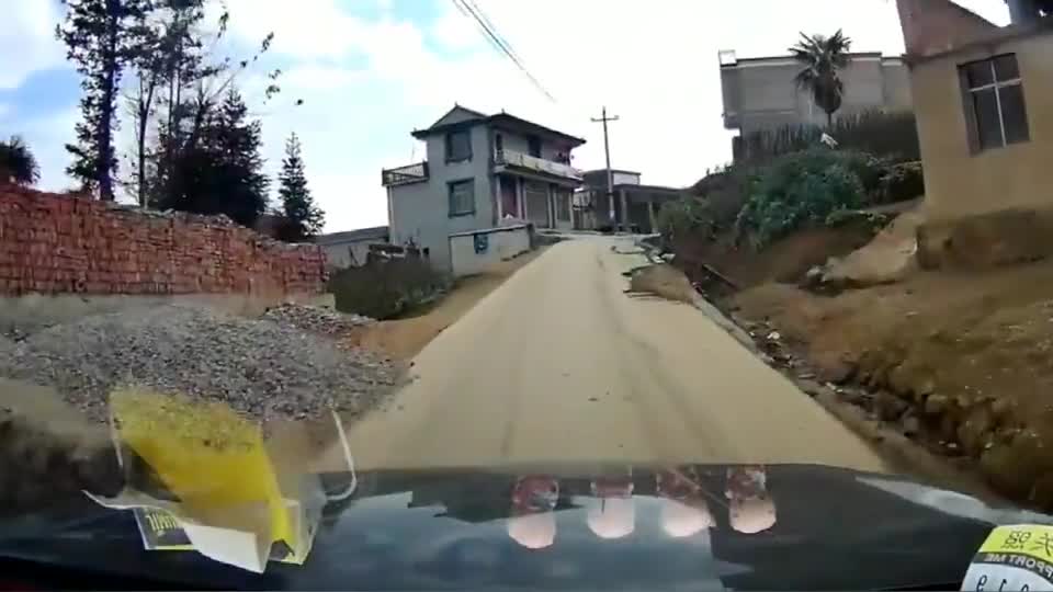 行车记录仪实拍：感谢对面大哥，明智的举动挽救了我