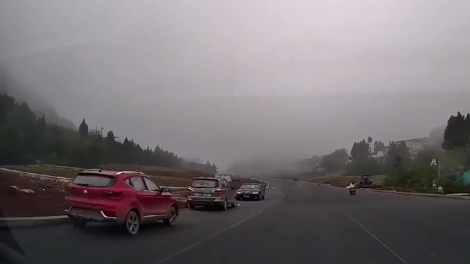 行车记录仪实拍：毫无征兆的转弯，还好认错了