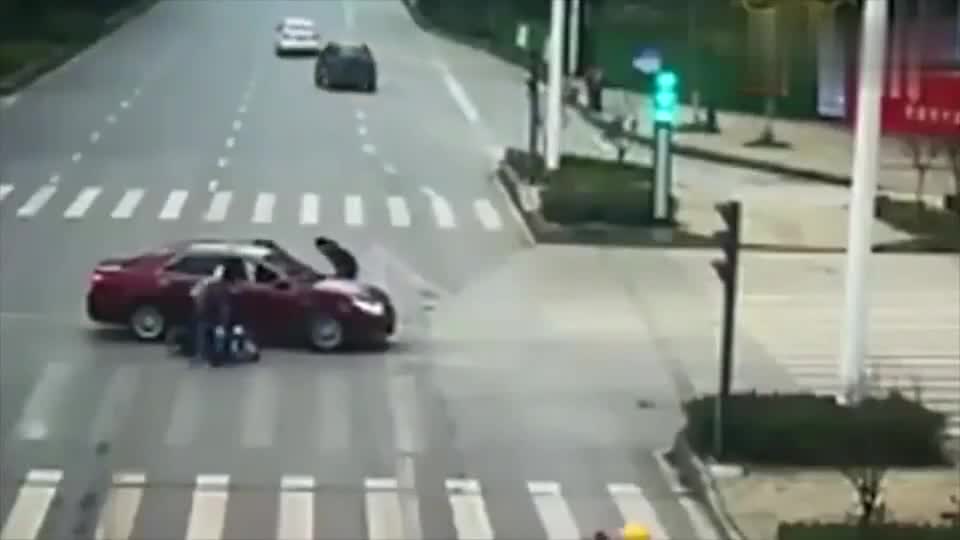 监控实拍：马路杀手遇上女司机，这就悲哀了，监控拍下