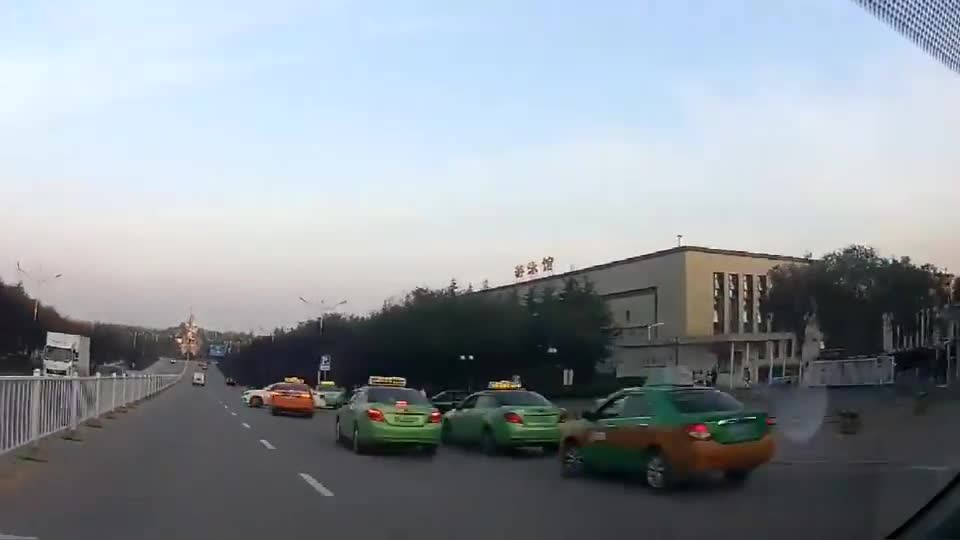 行车记录仪实拍：面对“鬼探头”我能说什么呢？