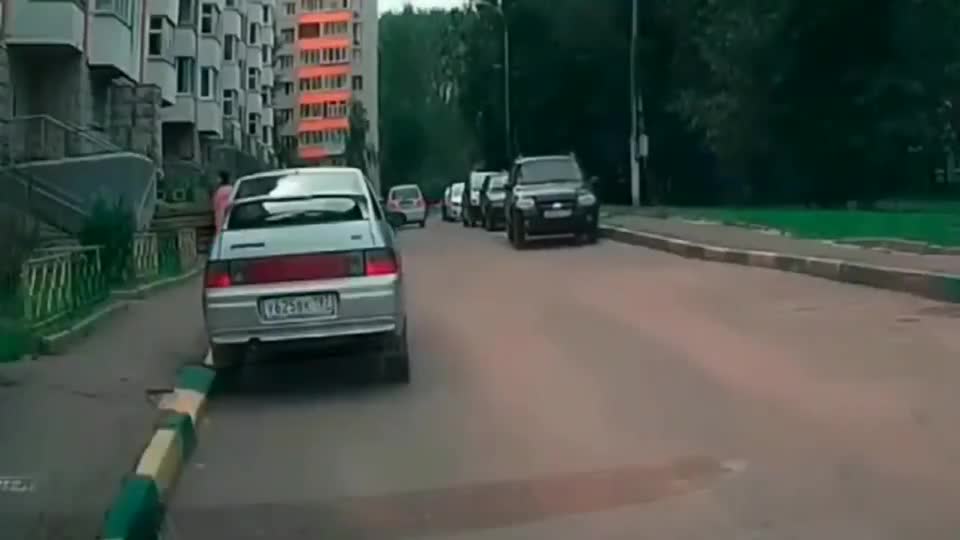 行车记录仪实拍：女司机下车忘拉手刹，溜车之后用手推车！