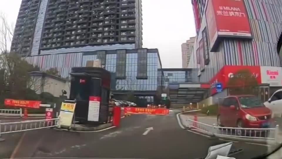 行车记录仪实拍：爸爸带娃，抱什么抱，走你！