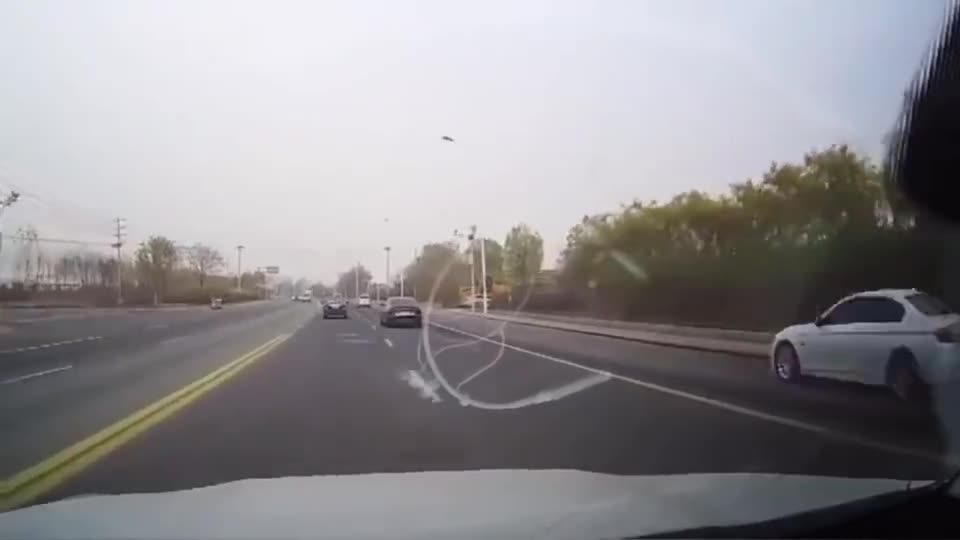 行车记录仪实拍：他跨越双黄线逆行超车，却不料被后车司机撞