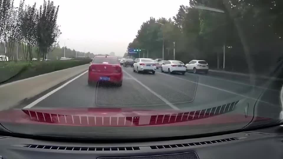 行车记录仪实拍：就看着他任性加塞，真让人大快人心