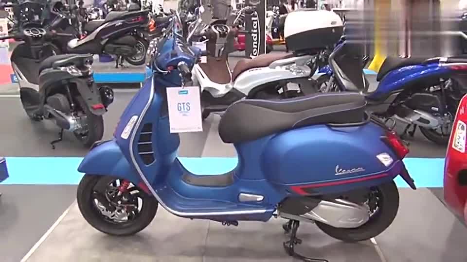 实拍Vespa豪华踏板GTS300，金属外壳，天蝎排气，前轮单摇臂