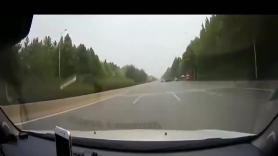 监控实拍：女司机这技术，还真不是吹出来的...