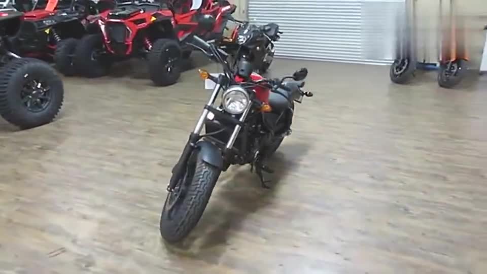 腿短也没事儿，实拍本田轻量级太子车Rebel300，座高只有690