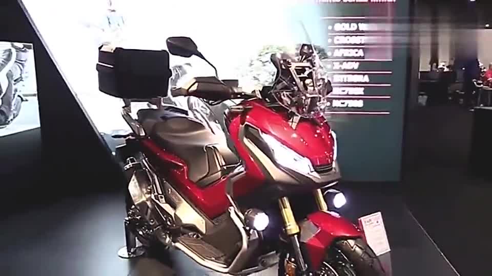 实拍本田750cc跨界踏板车，这设计我服了