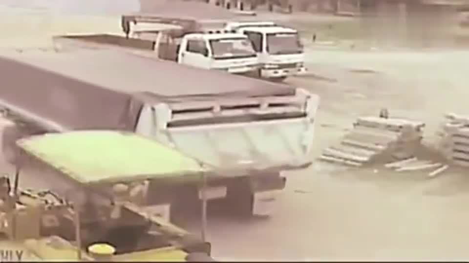 监控实拍：男子刚刚下车买烟,半挂车突然溜车,监控全程记录