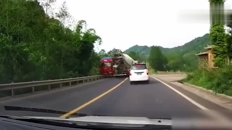监控实拍：强强对决！大货车和水泥车正面碰撞，猜猜谁赢了？