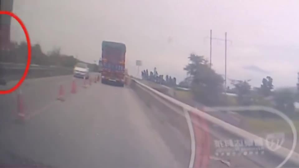 行车记录仪实拍：摩托车司机任性超车，没想到和大货车发生对撞