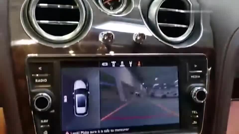 宾利添越到店，外观和内饰细节实拍