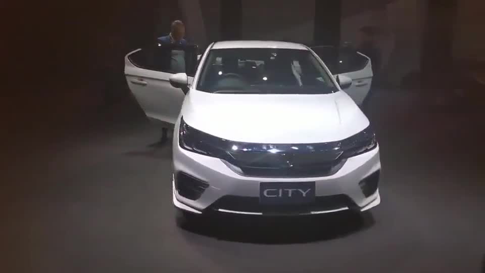 新款本田锋范抢先实拍,看到这颜值和内饰,等不等自己做个参考