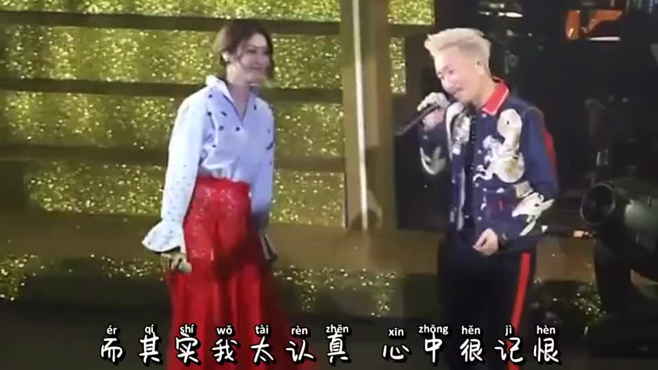 陈慧琳郑中基合唱经典粤语《都是你的错》熟悉的曲调