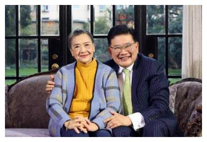 上海主持曹可凡,与妻子结婚23年恩爱如初,儿子成功减掉15斤