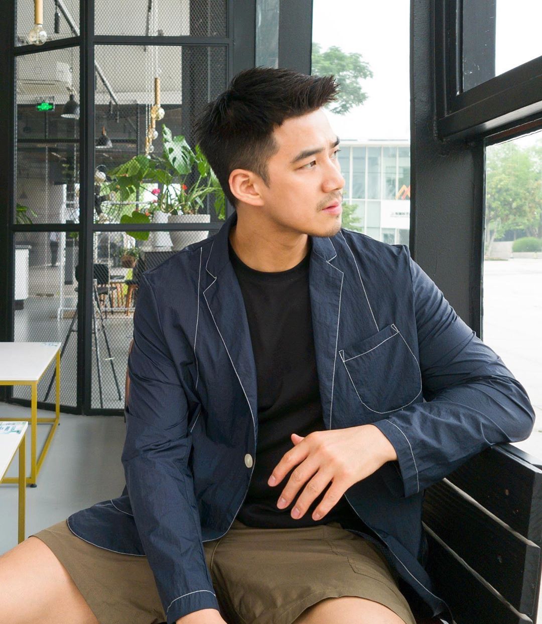 他是来自上海静安的帅哥,一枚很会穿搭的80后时尚博主